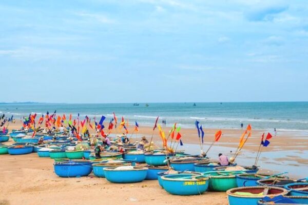 Mùa hè này, hãy khám phá vẻ đẹp hoang sơ của làng chài Phước Hải